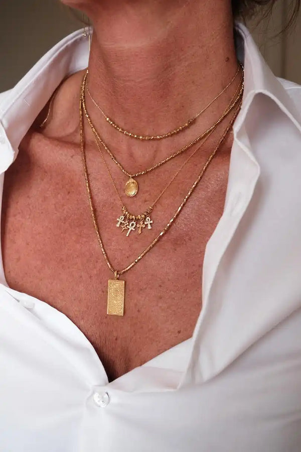 Colliers en or superposés.