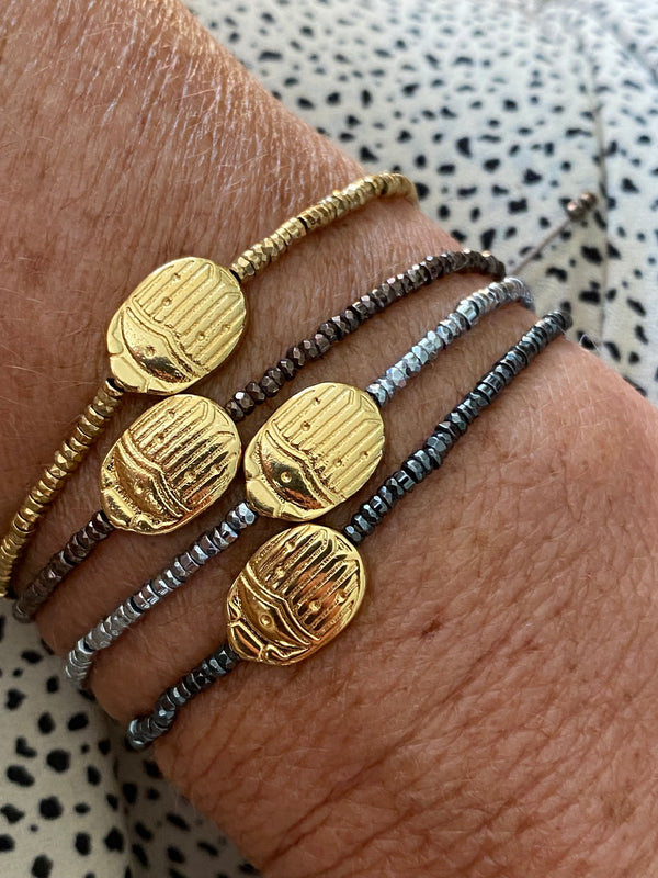 bracelets scarabée en plaqué or et hématites